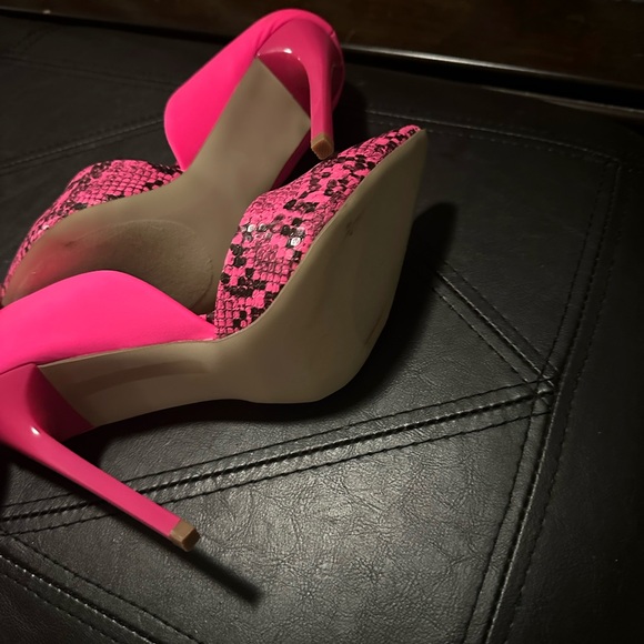 NWOT Pink Snake Print Heels - Picture 3 of 5